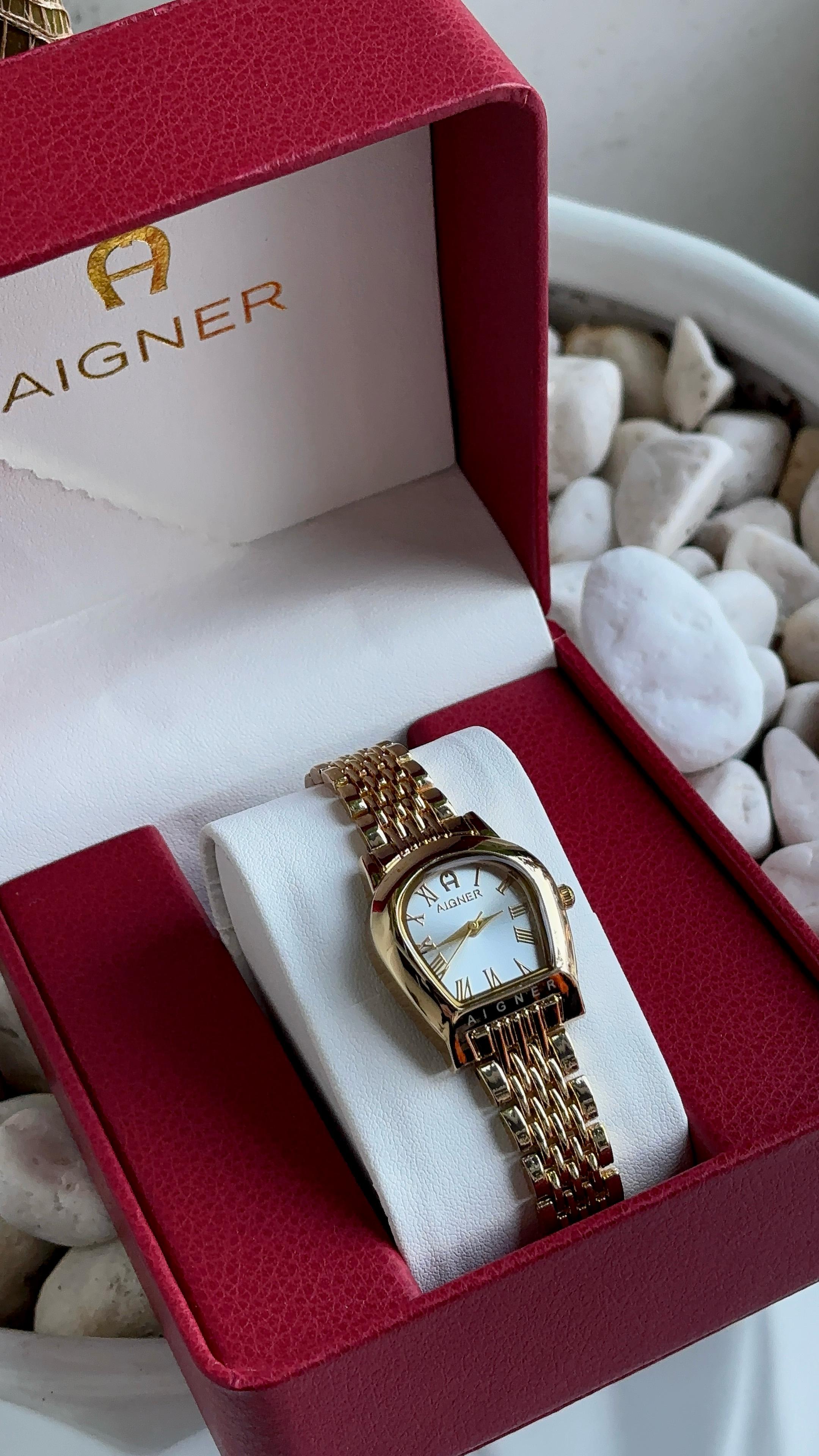 ساعة أجنر نسائية