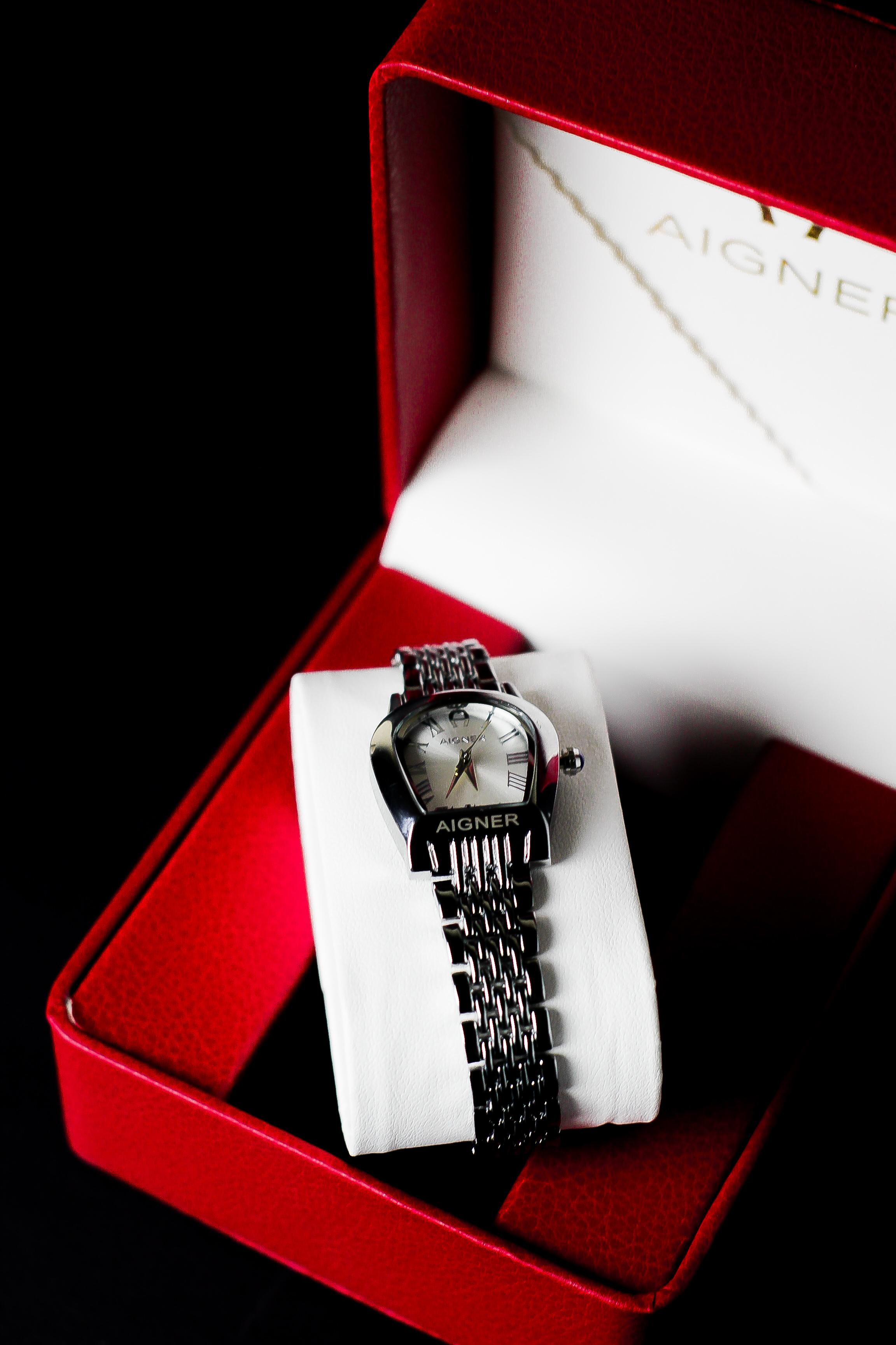 ساعة أجنر نسائية