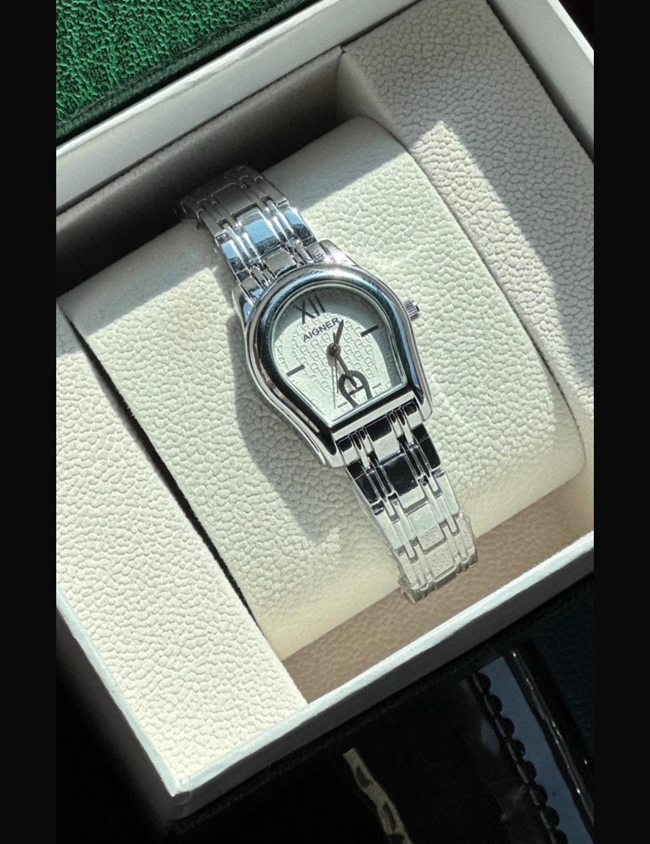 ساعة أجنر نسائية