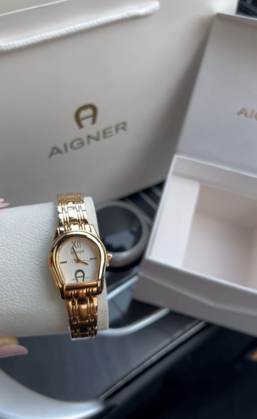 ساعة أجنر نسائية