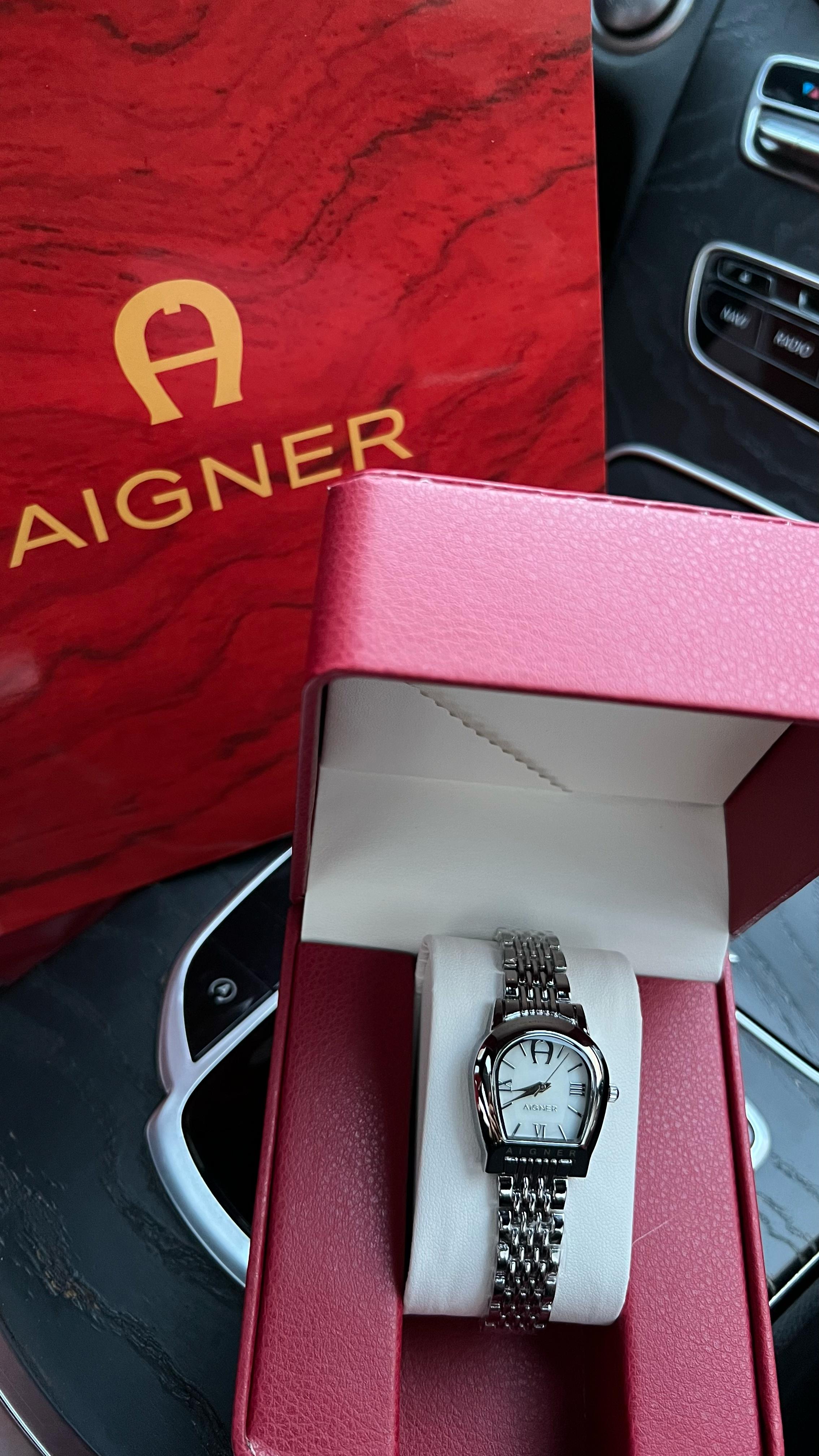 ساعة أجنر نسائية