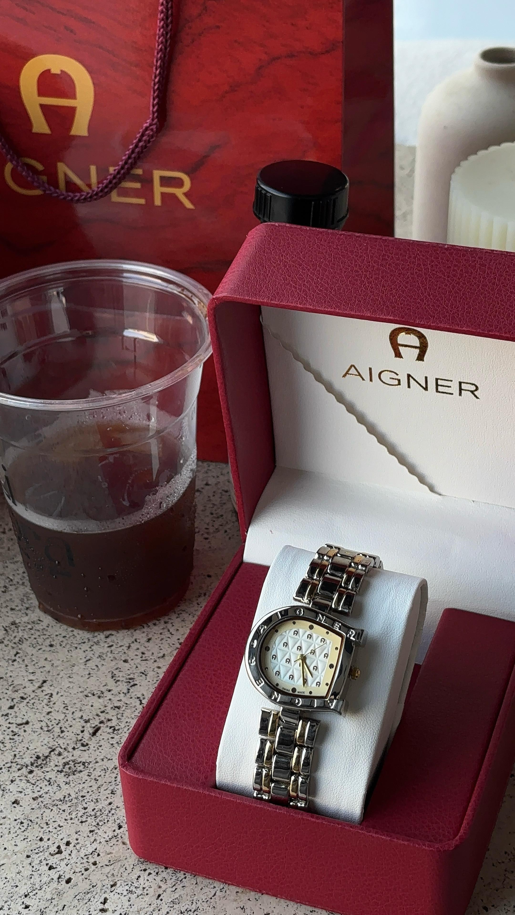  ساعة أجنر نسائية