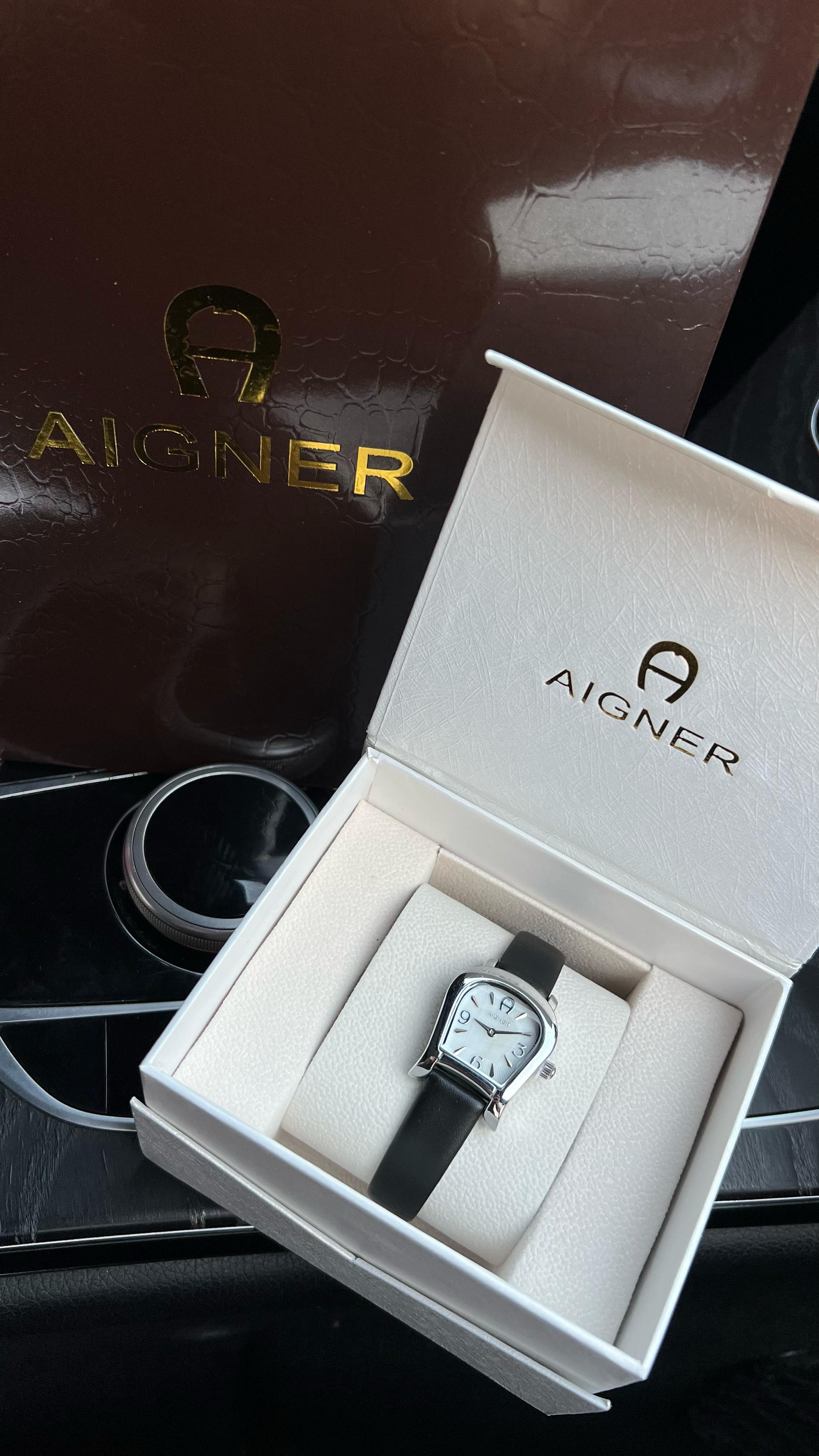 ساعة أجنر نسائية