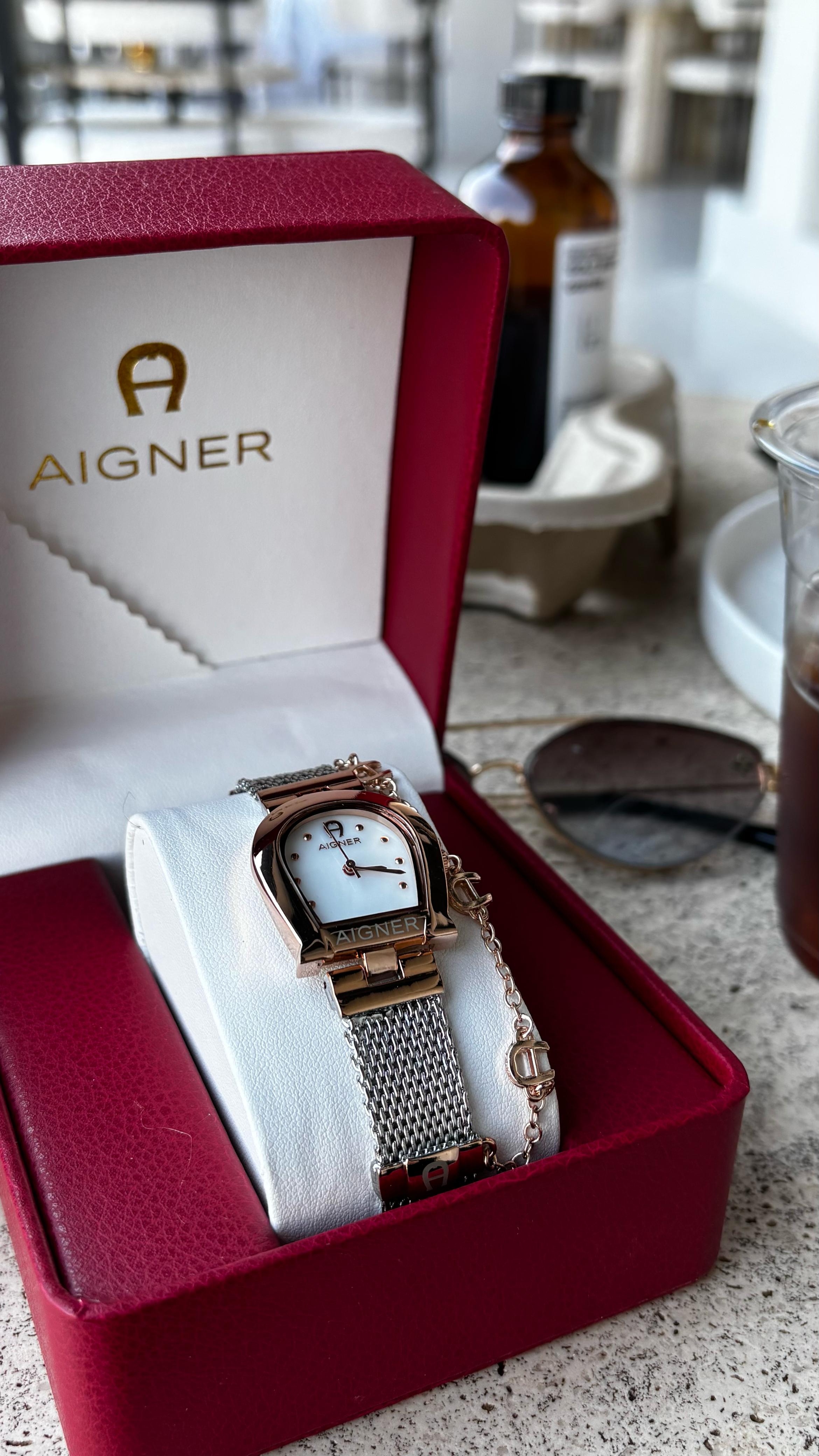 ساعة أجنر مع سويرة نسائية