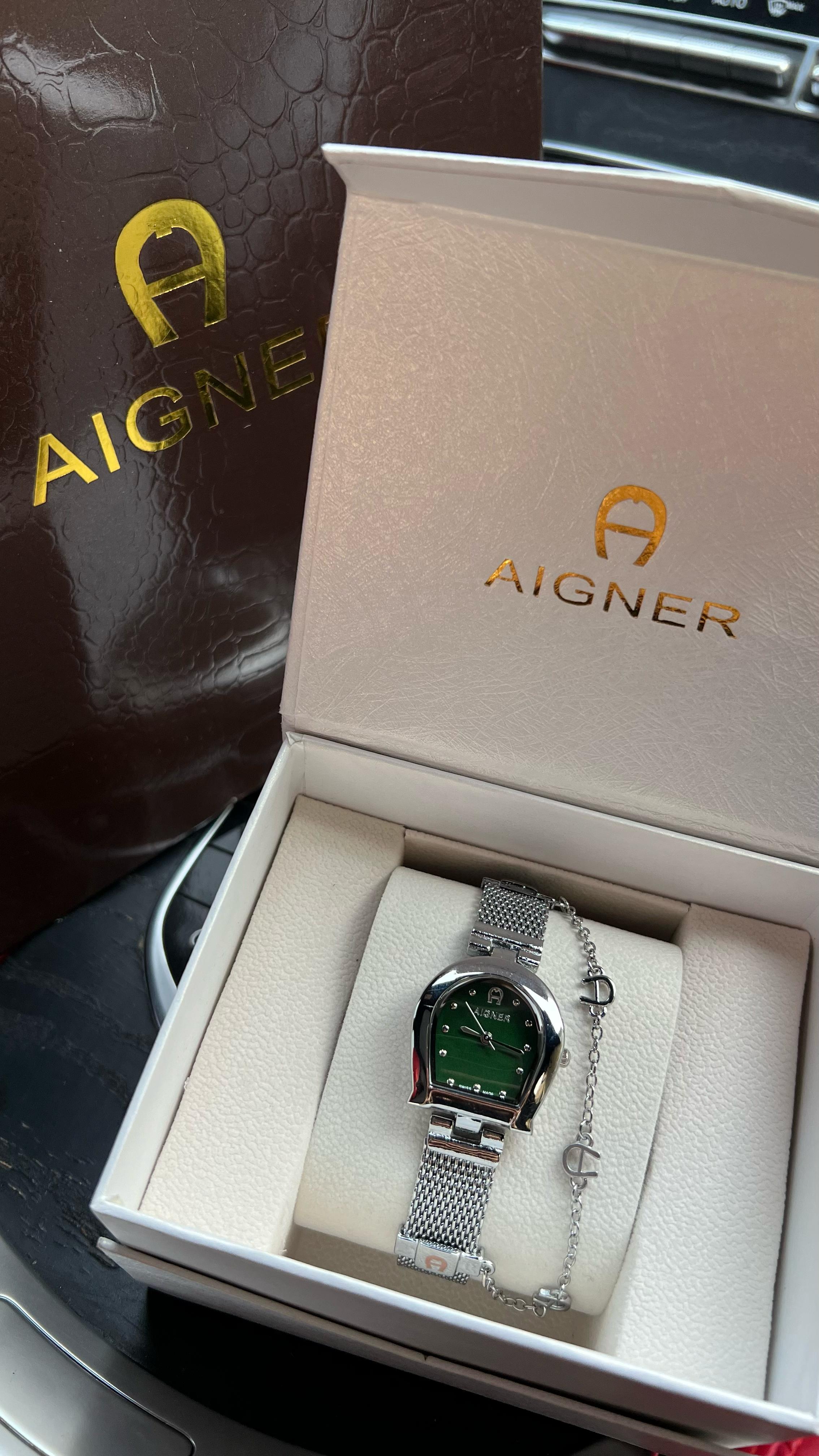 ساعة أجنر مع سويرة نسائية