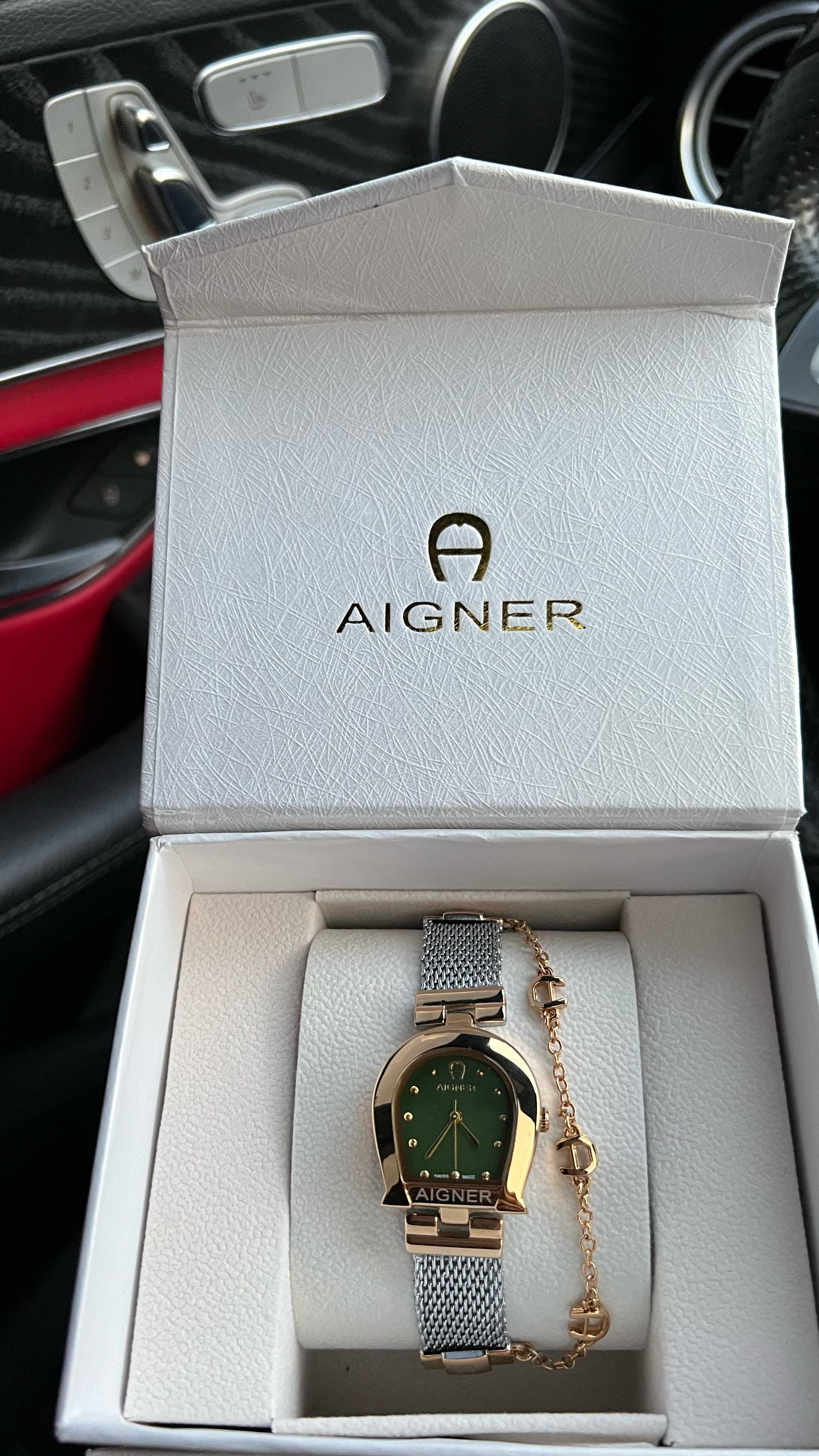 ساعة أجنر مع سويرة نسائية