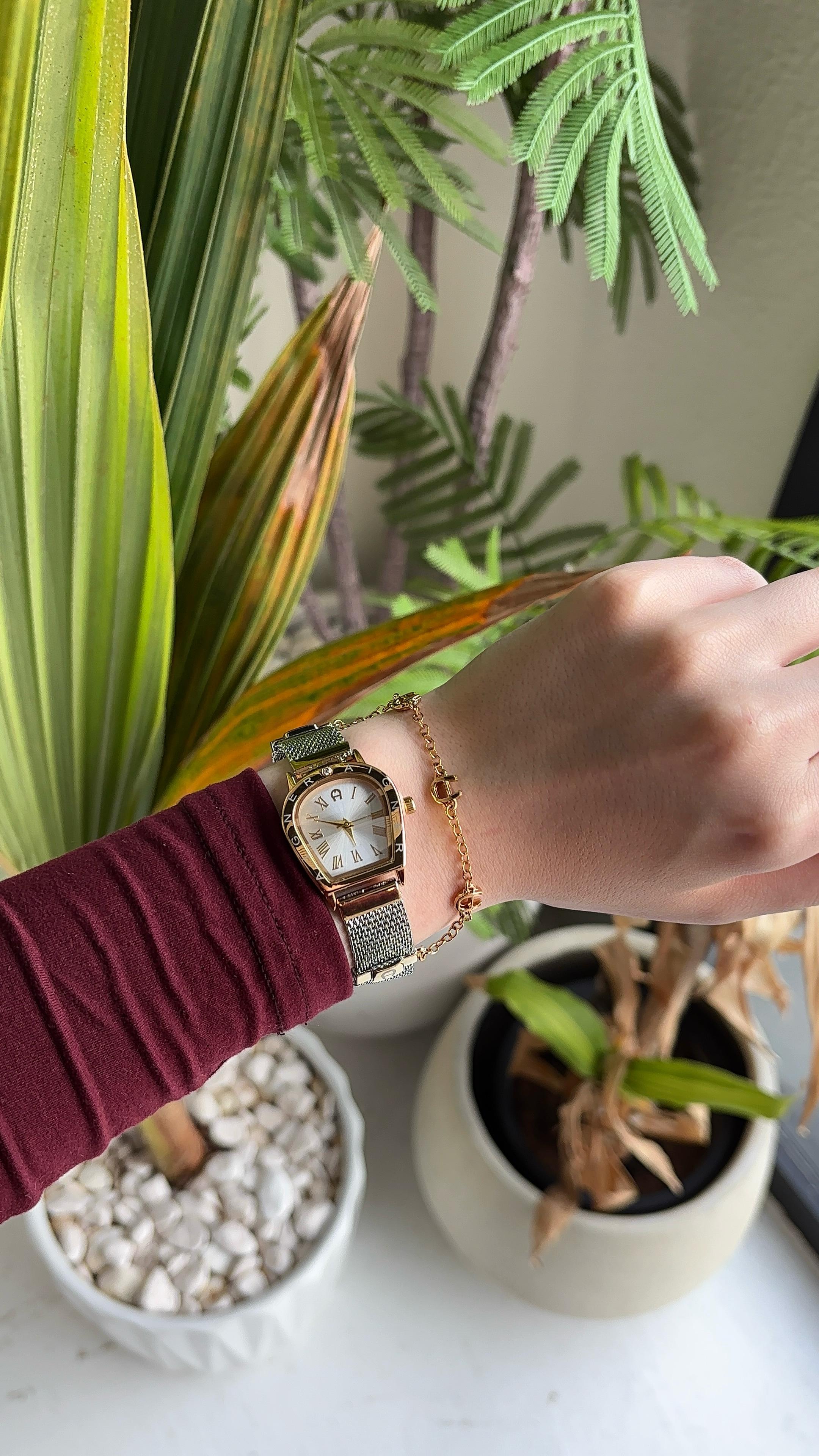 ساعة أجنر مع سويرة نسائية