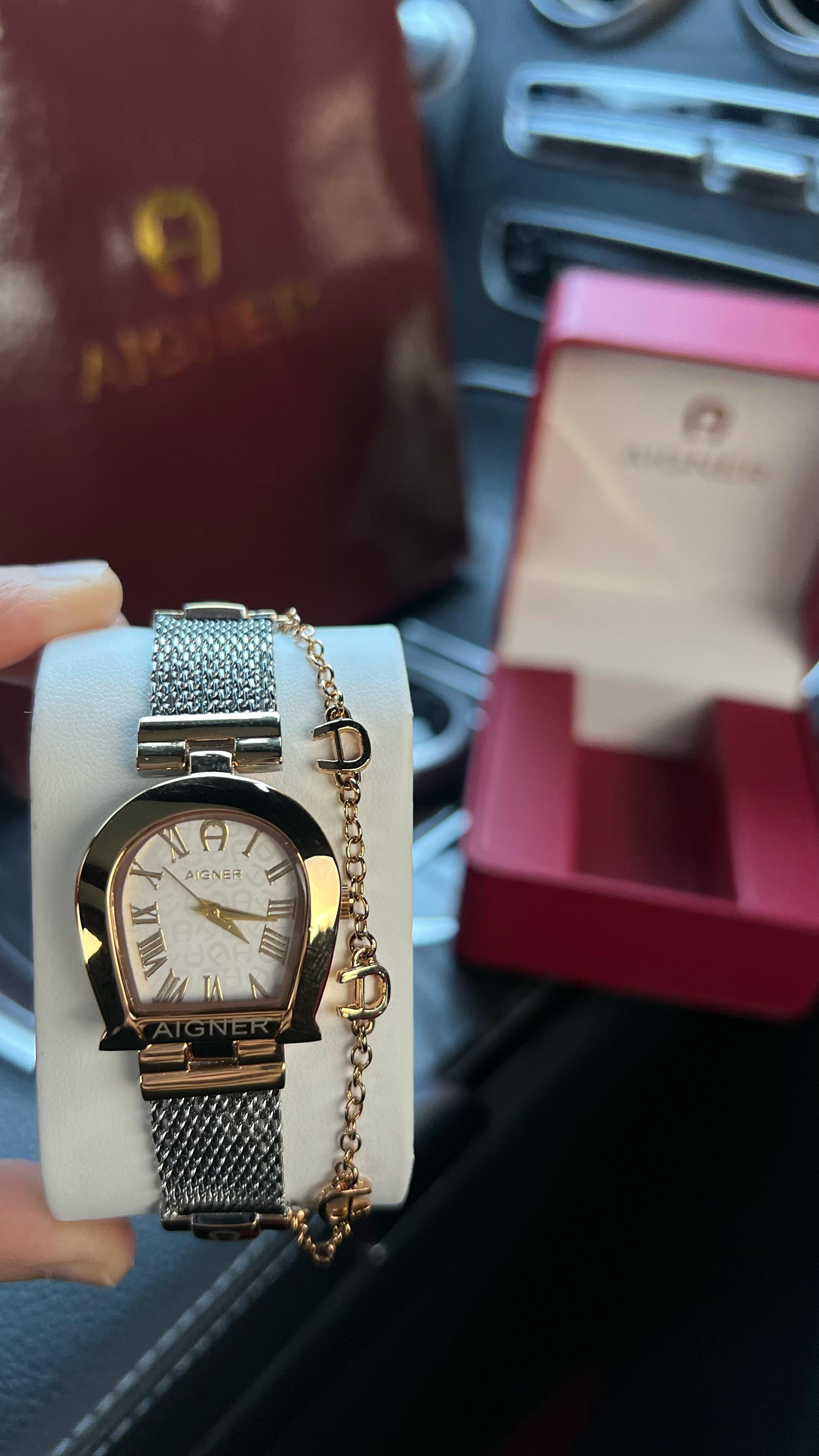 ساعة أجنر مع سويرة نسائية