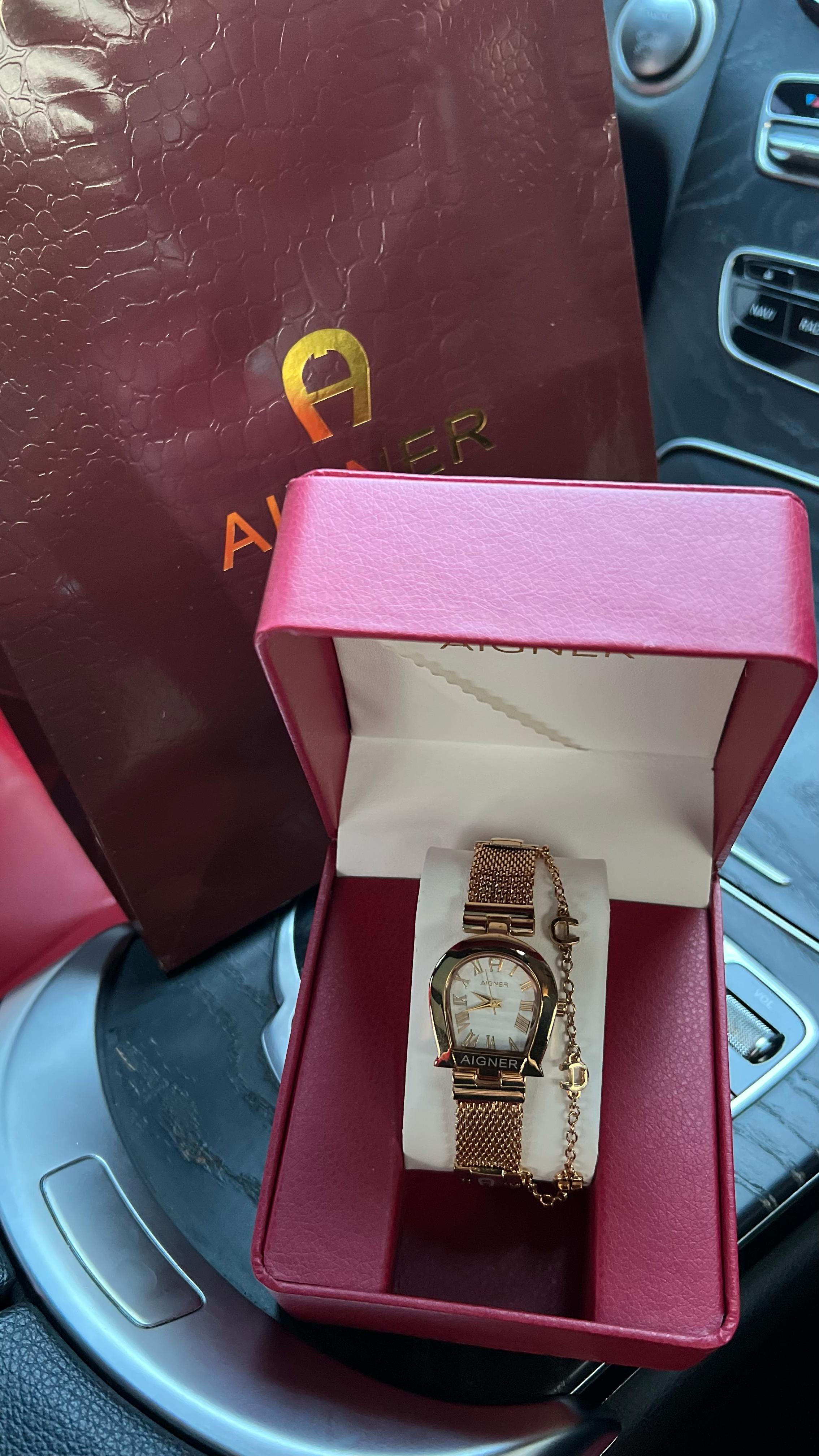 ساعة أجنر مع سويرة نسائية