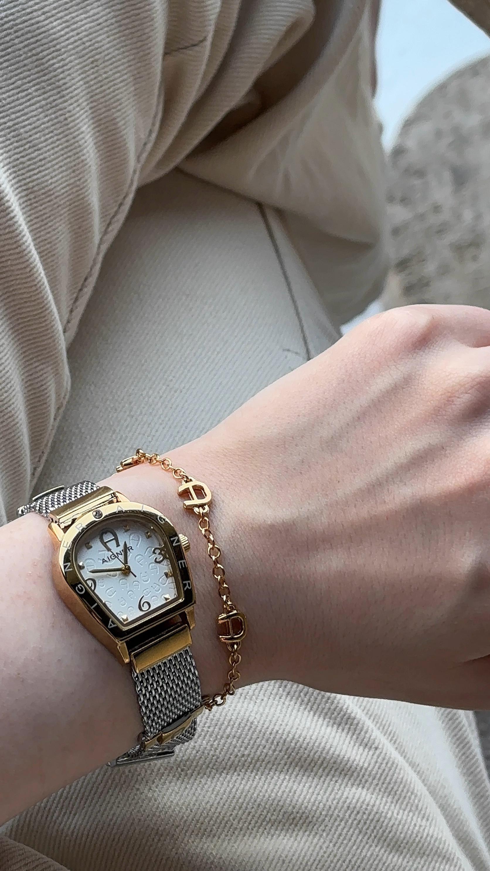 ساعة أجنر مع سويرة نسائية