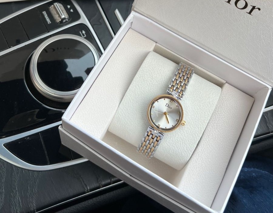 ساعة ديور نسائية