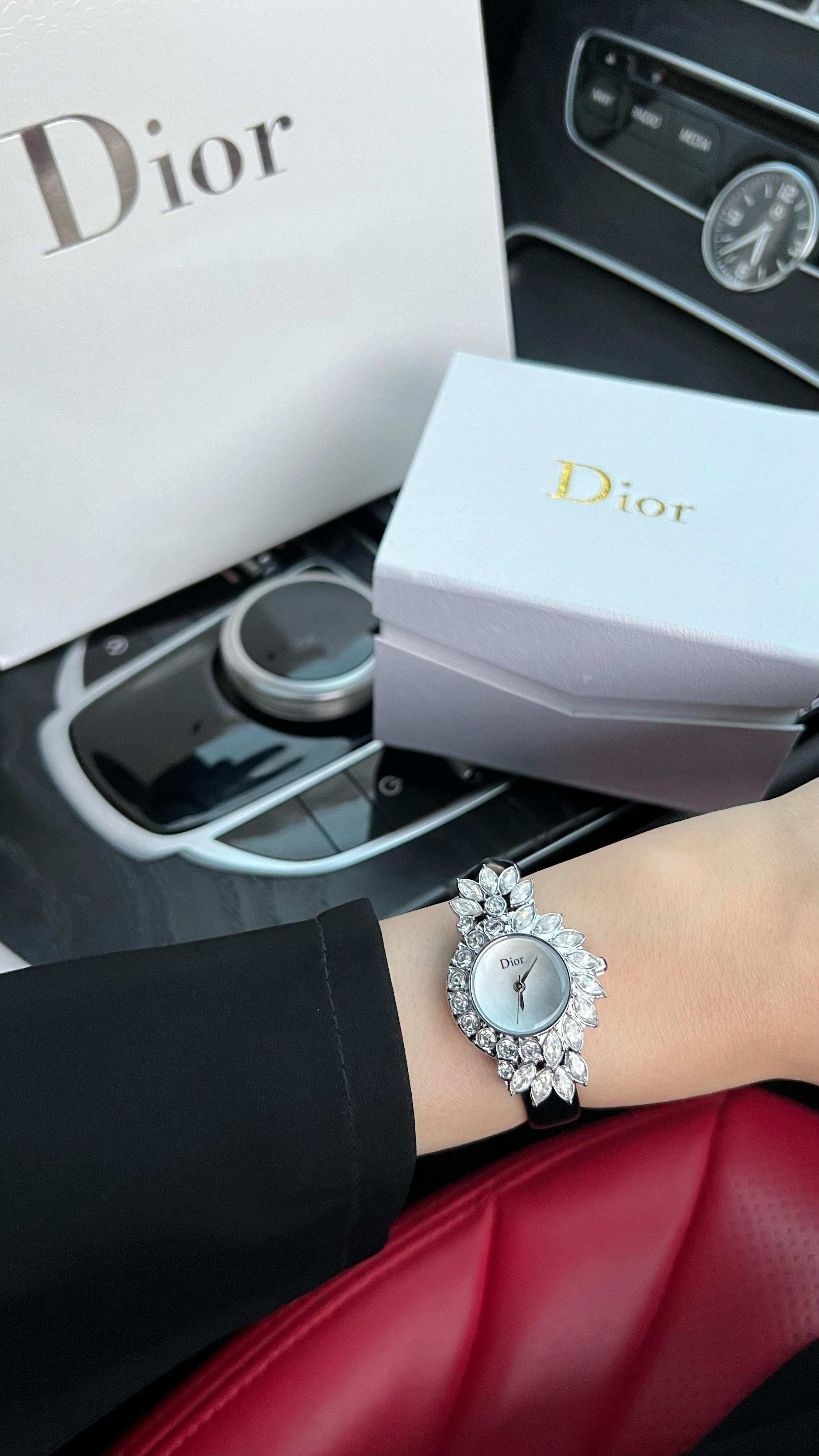 ساعة ديور نسائية