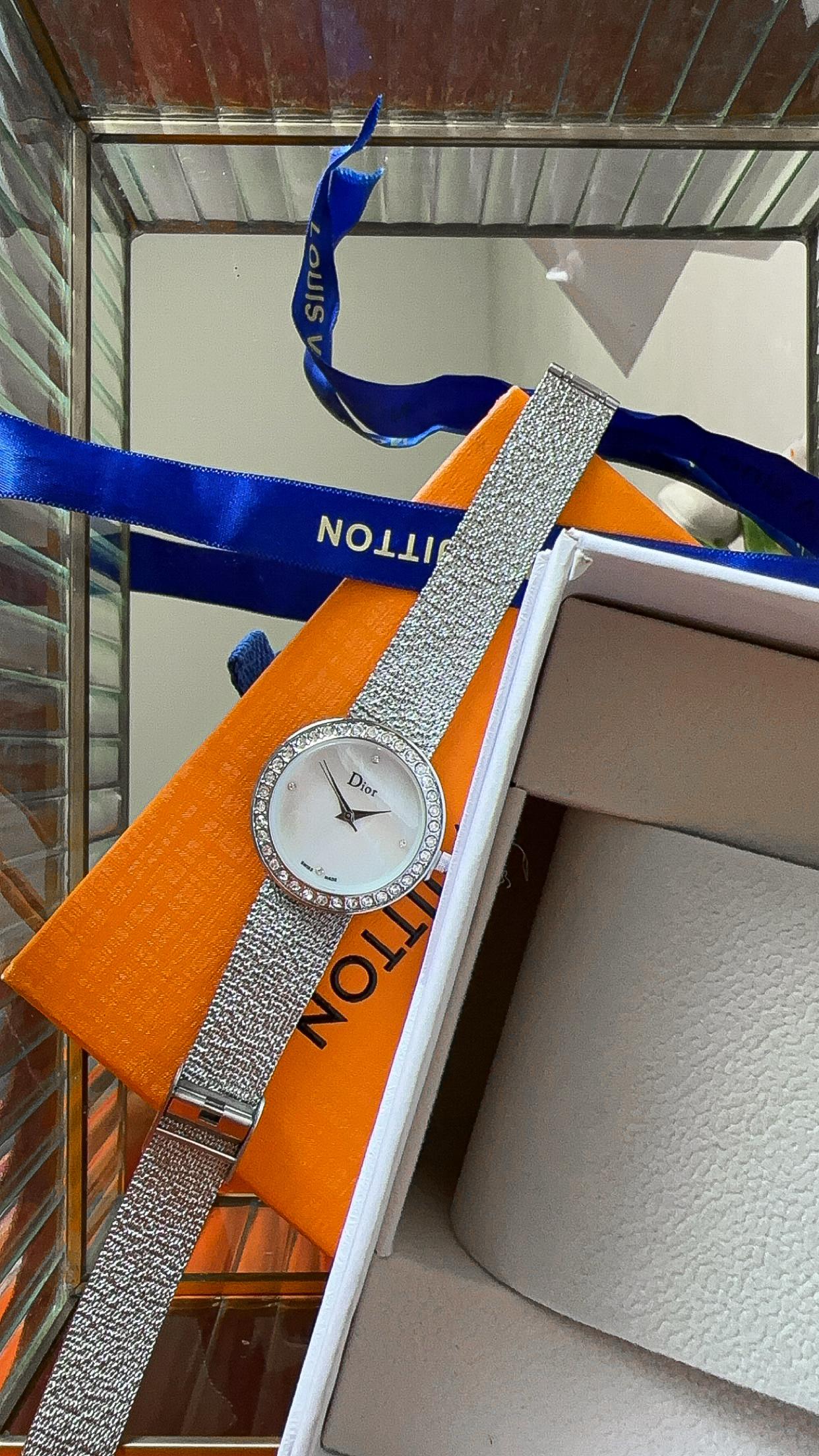 ساعة ديور نسائية