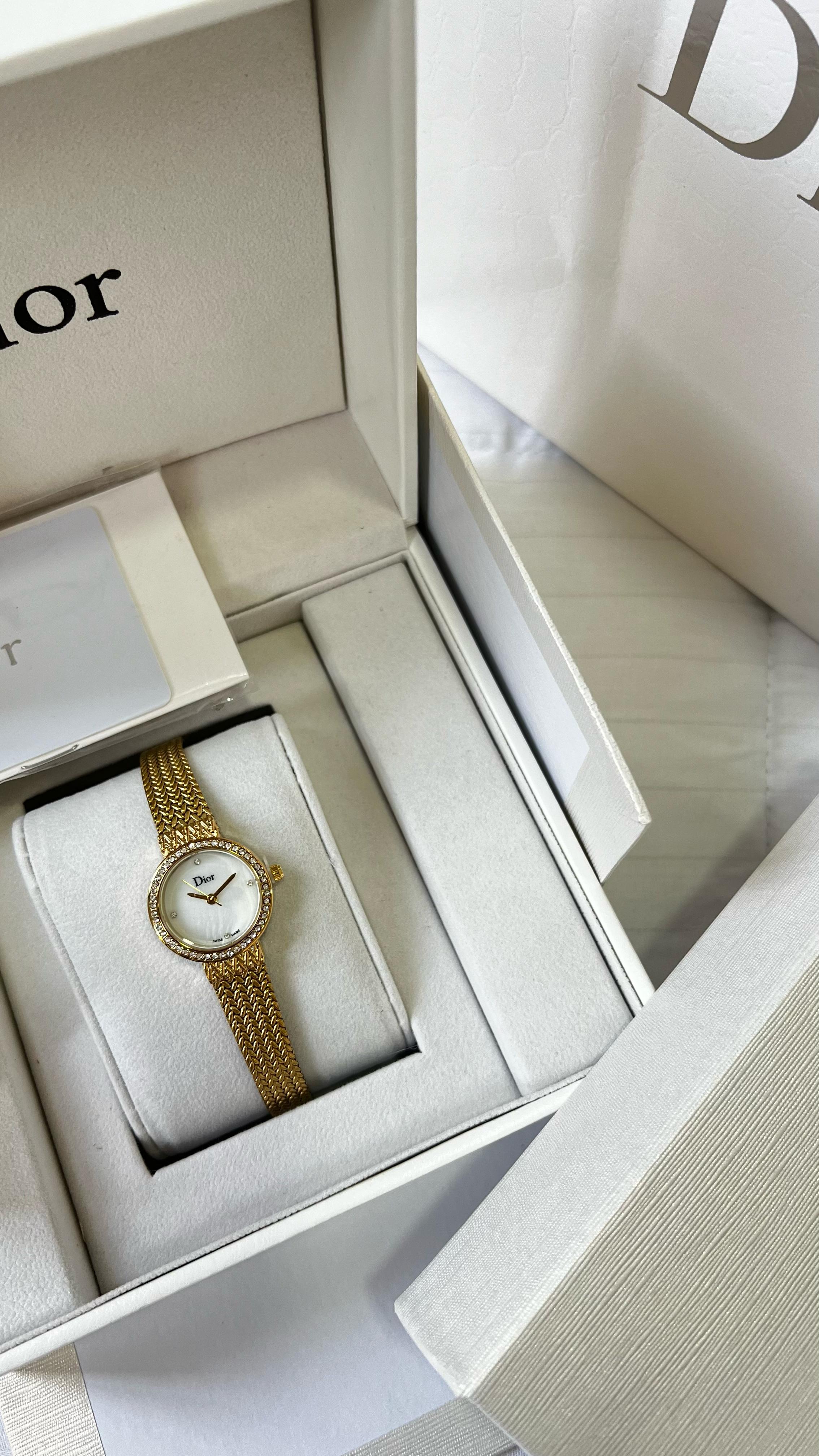 ساعة ديور نسائية