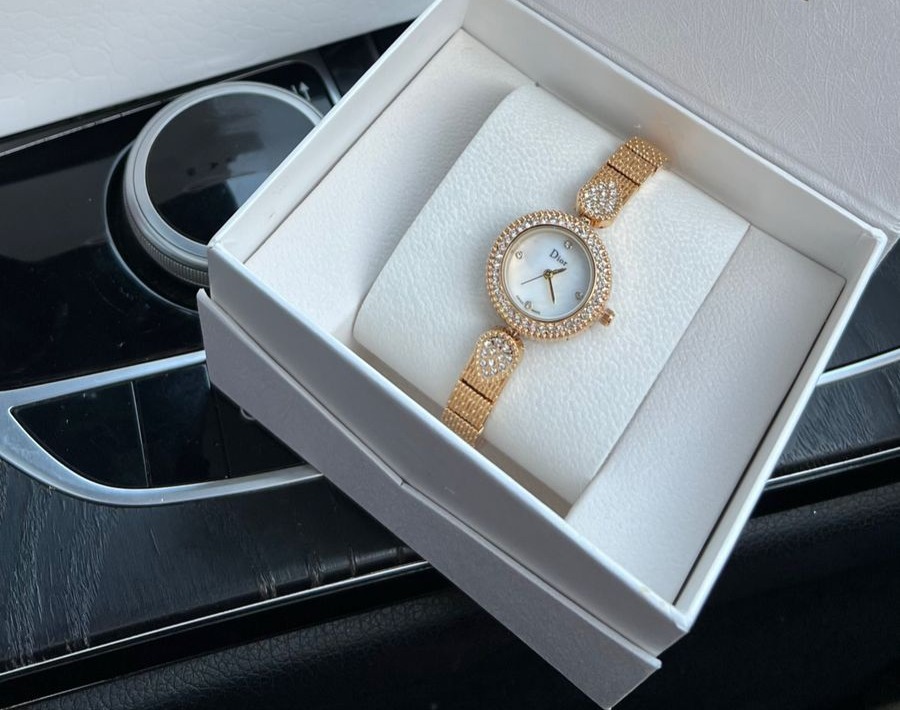 ساعة ديور نسائية