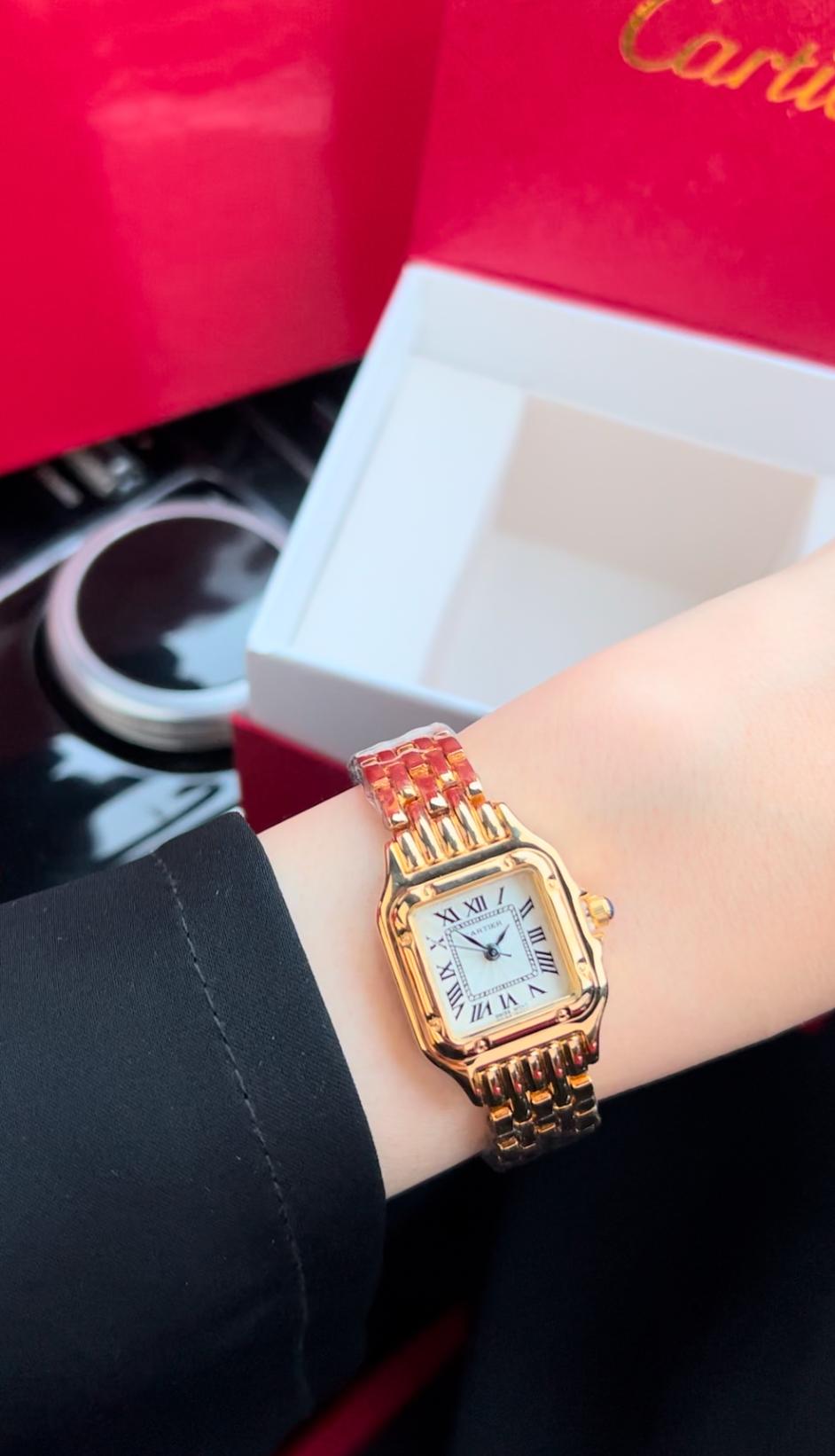 ساعة كارتير نسائية