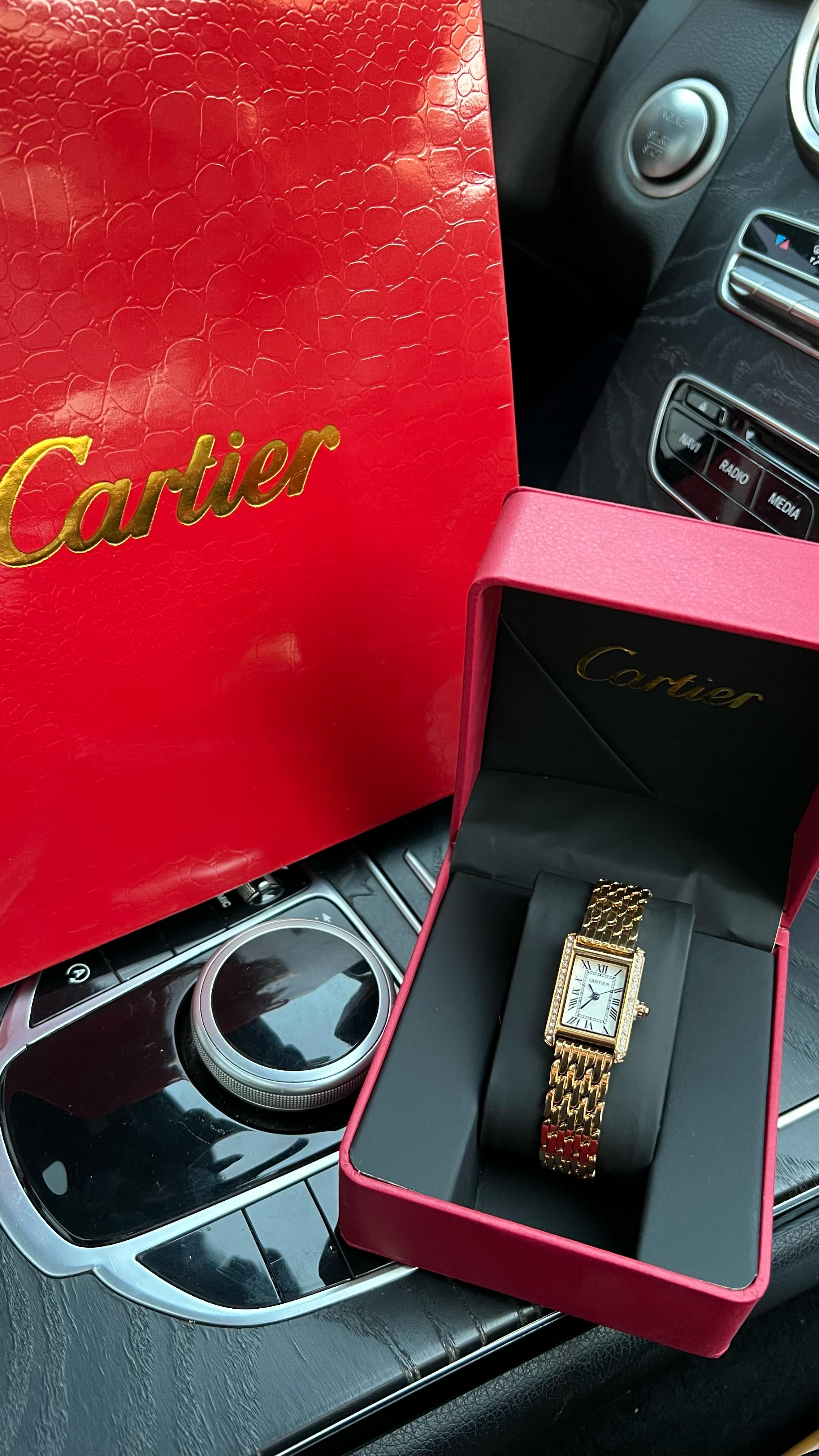 ساعة كارتير نسائية