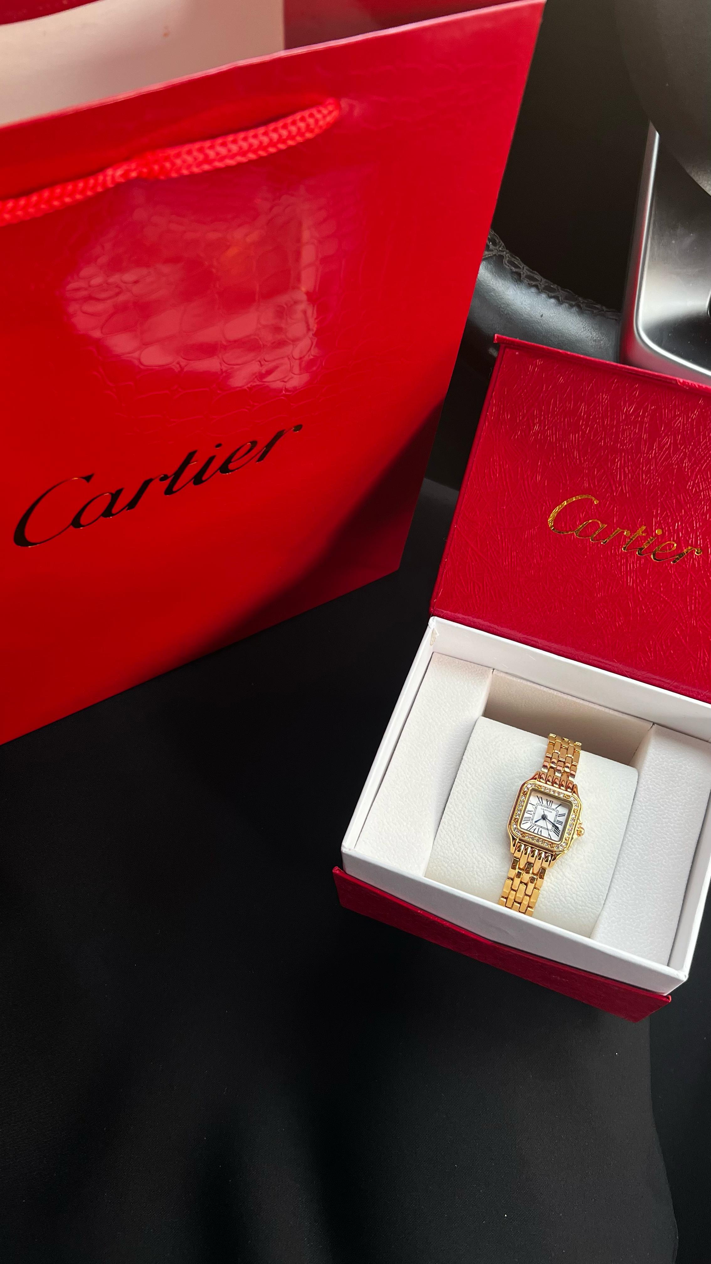 ساعة كارتير نسائية