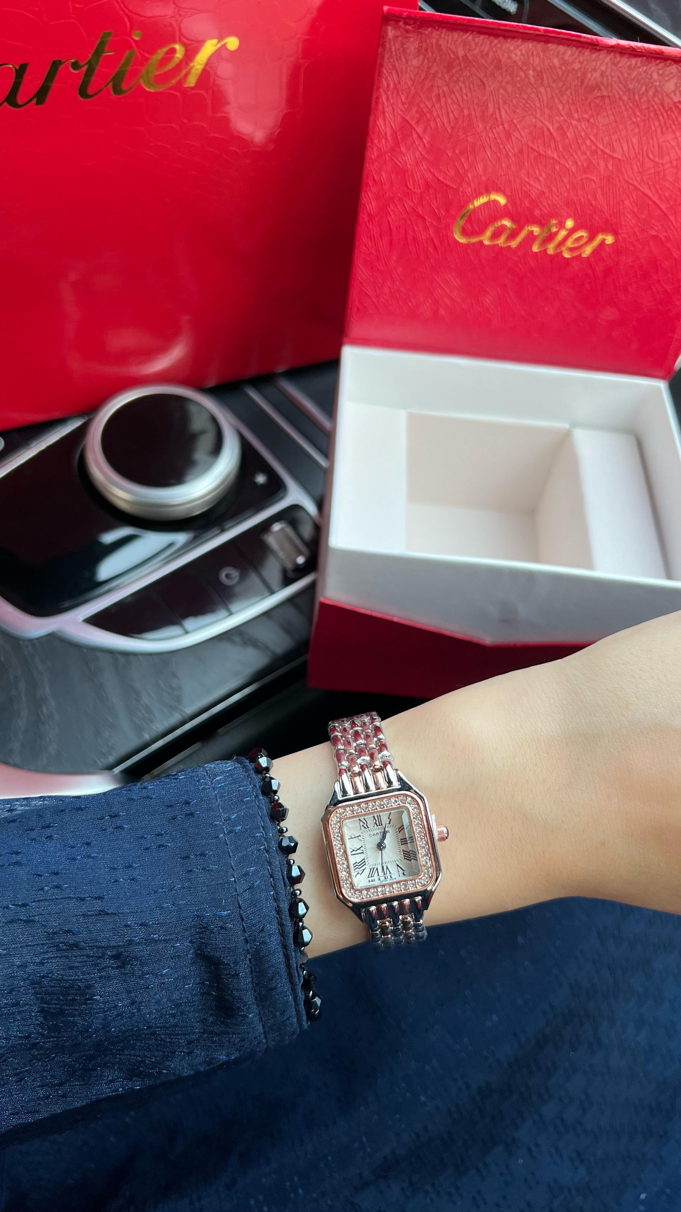 ساعة كارتير نسائية