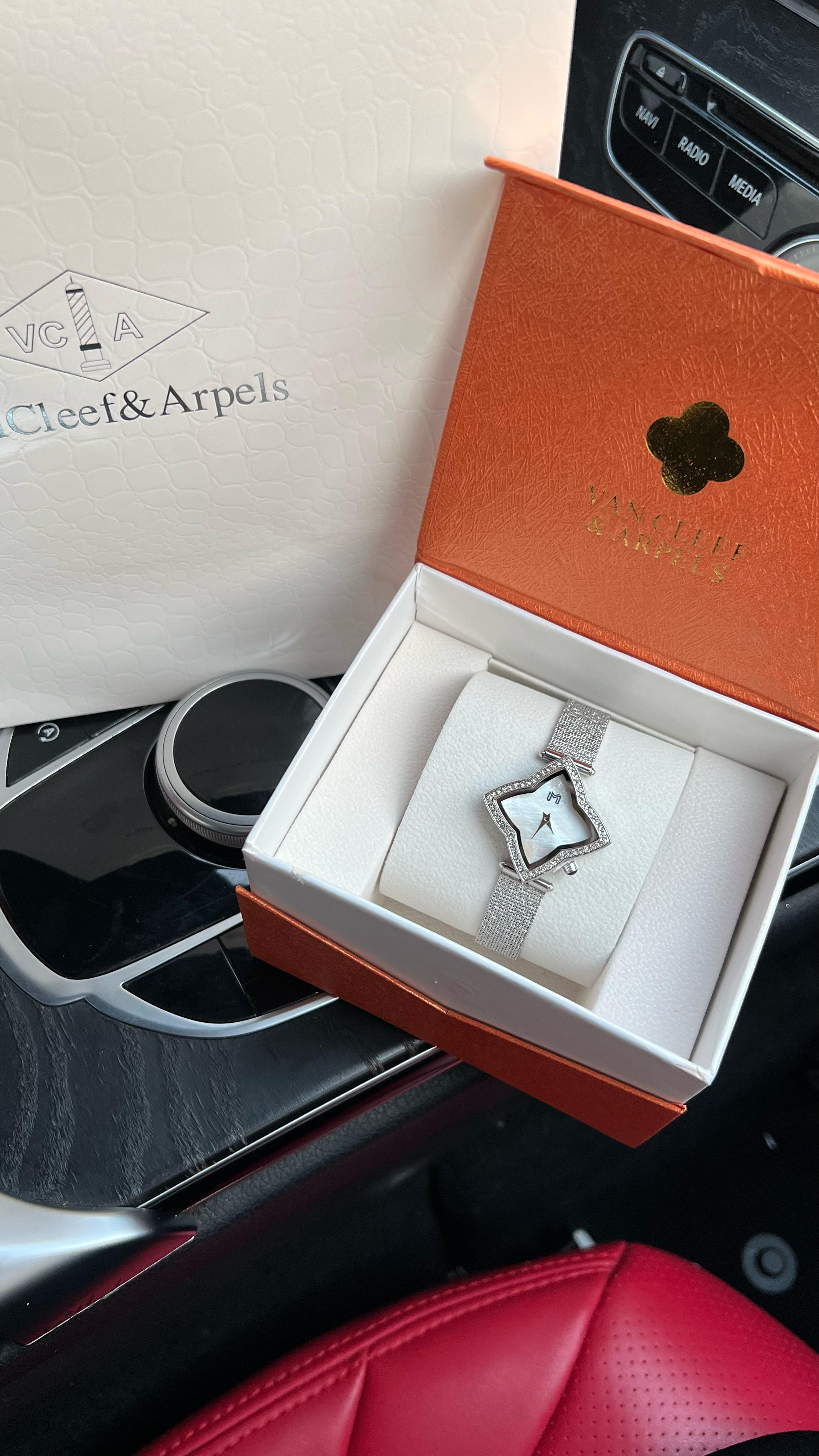 ساعة M نسائية