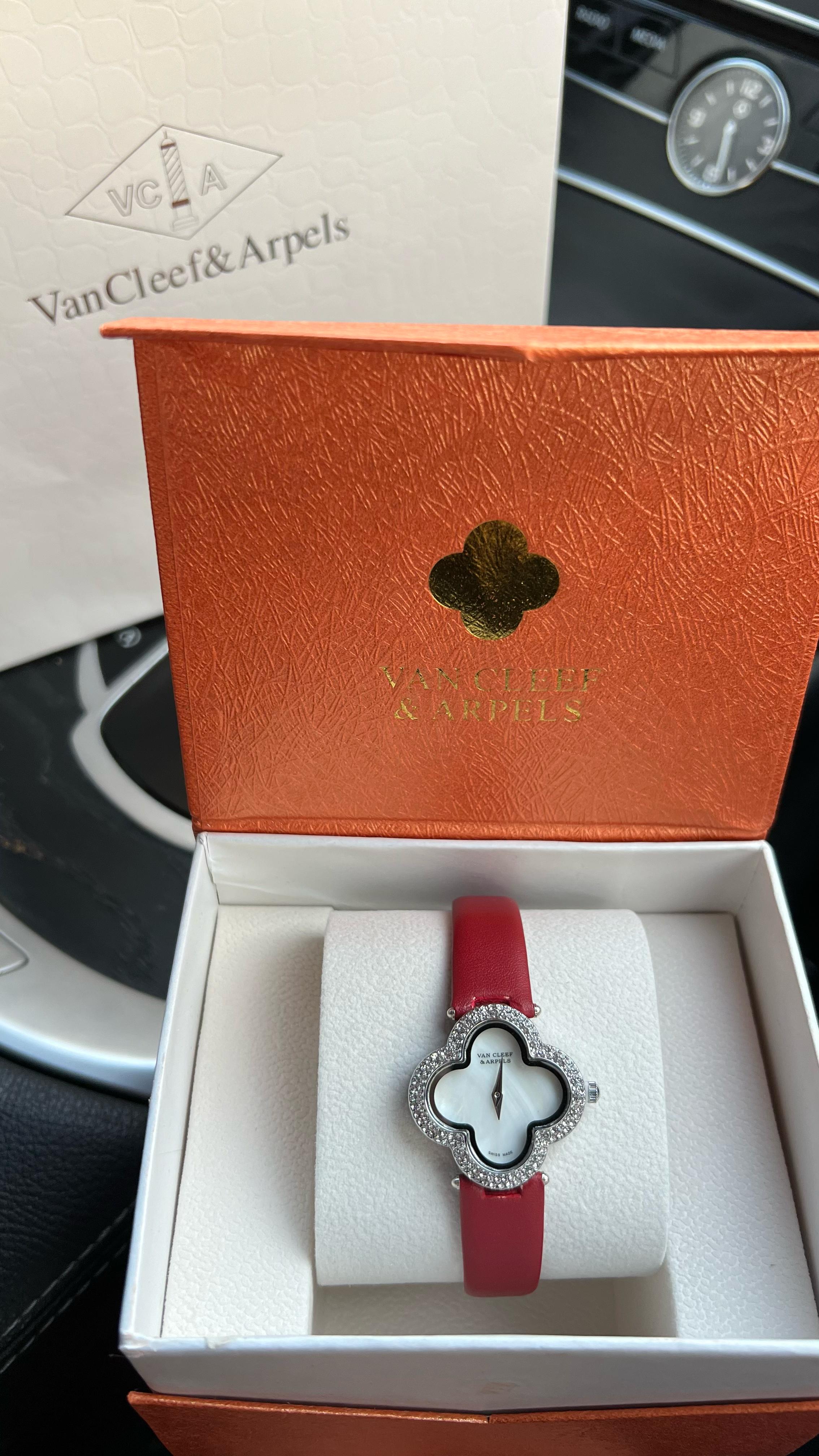  ساعة فان كليف نسائية