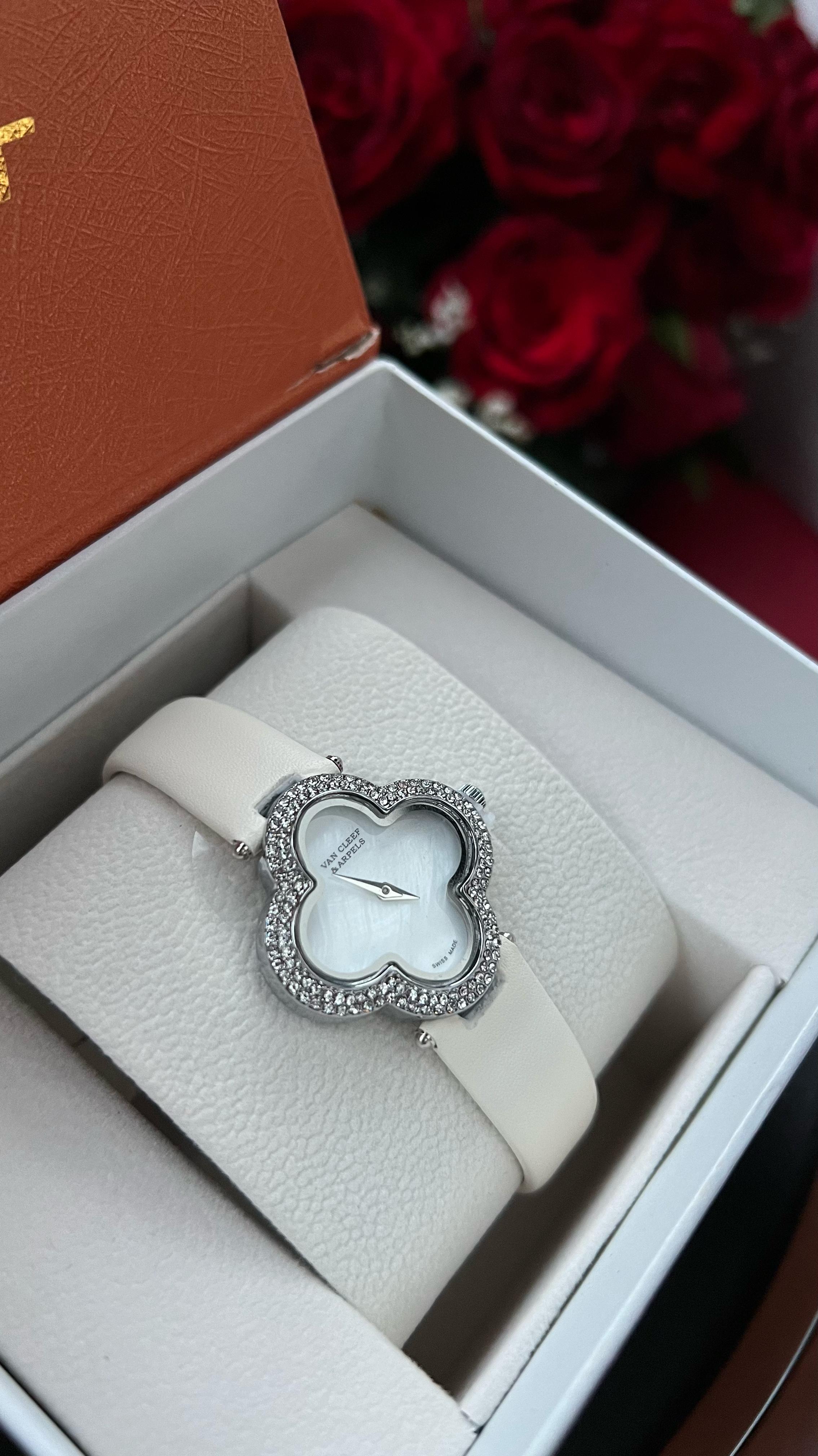 ساعة فان كليف نسائية