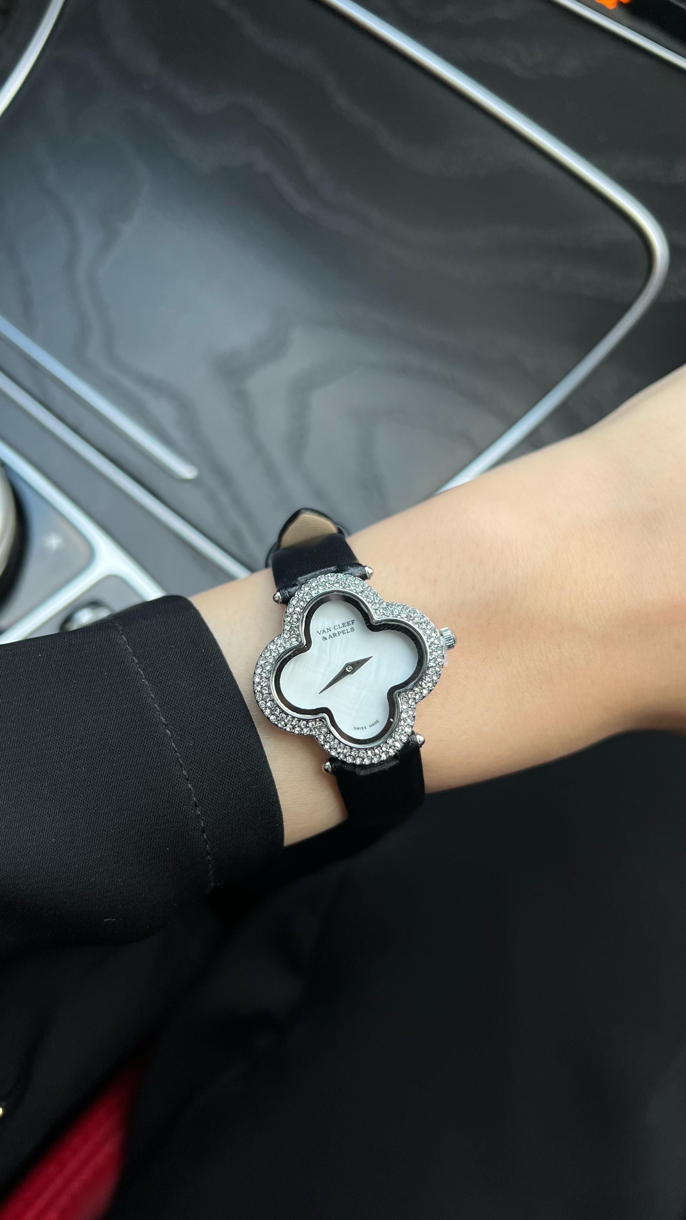 ساعة فان كليف نسائية