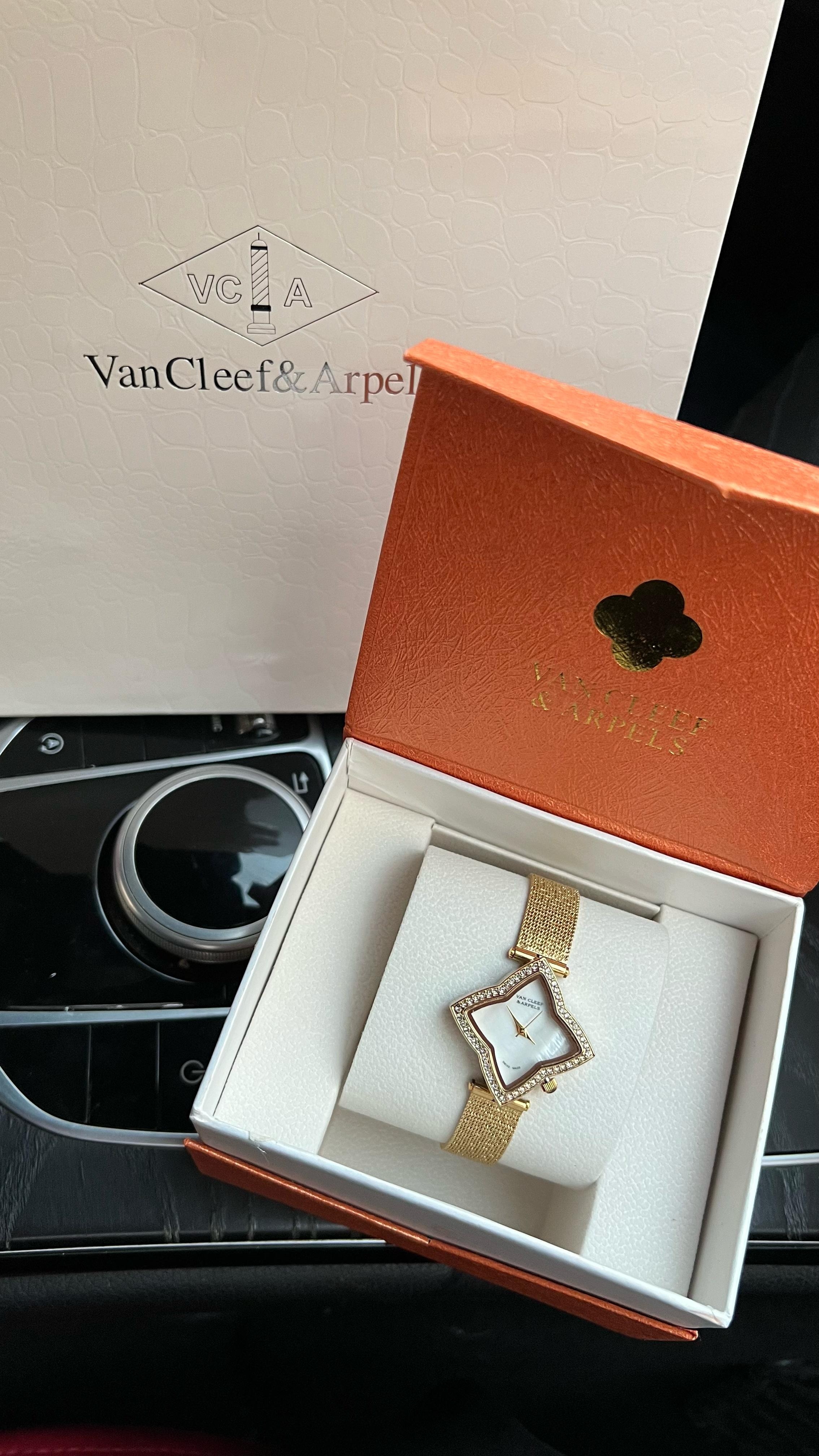 ساعة فان كليف نسائية