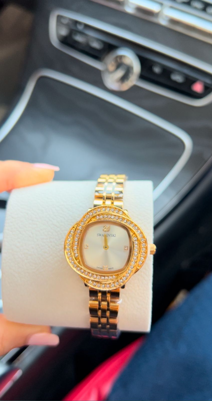 ساعة سواروفسكي نسائية