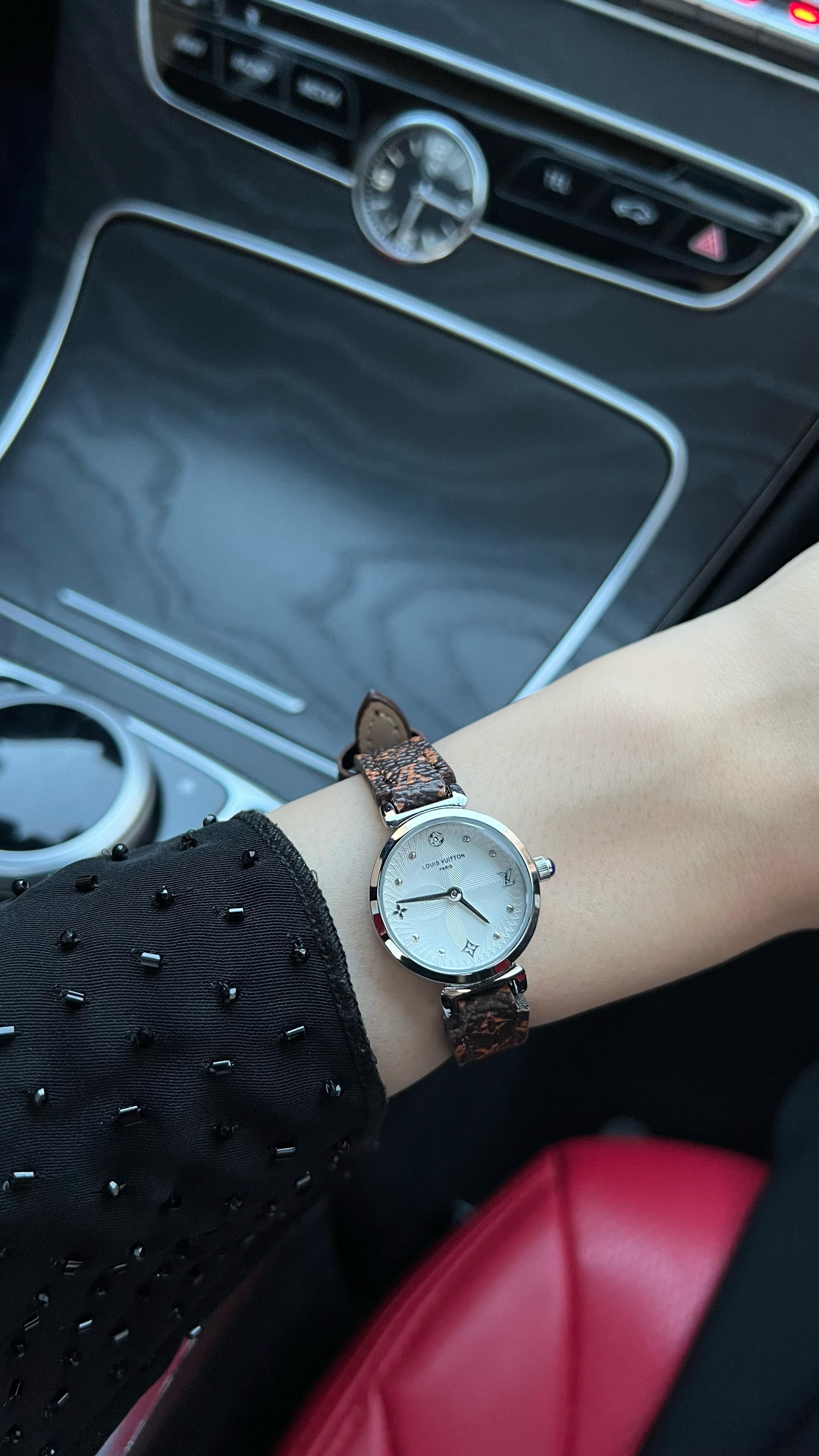  ساعة LV نسائية