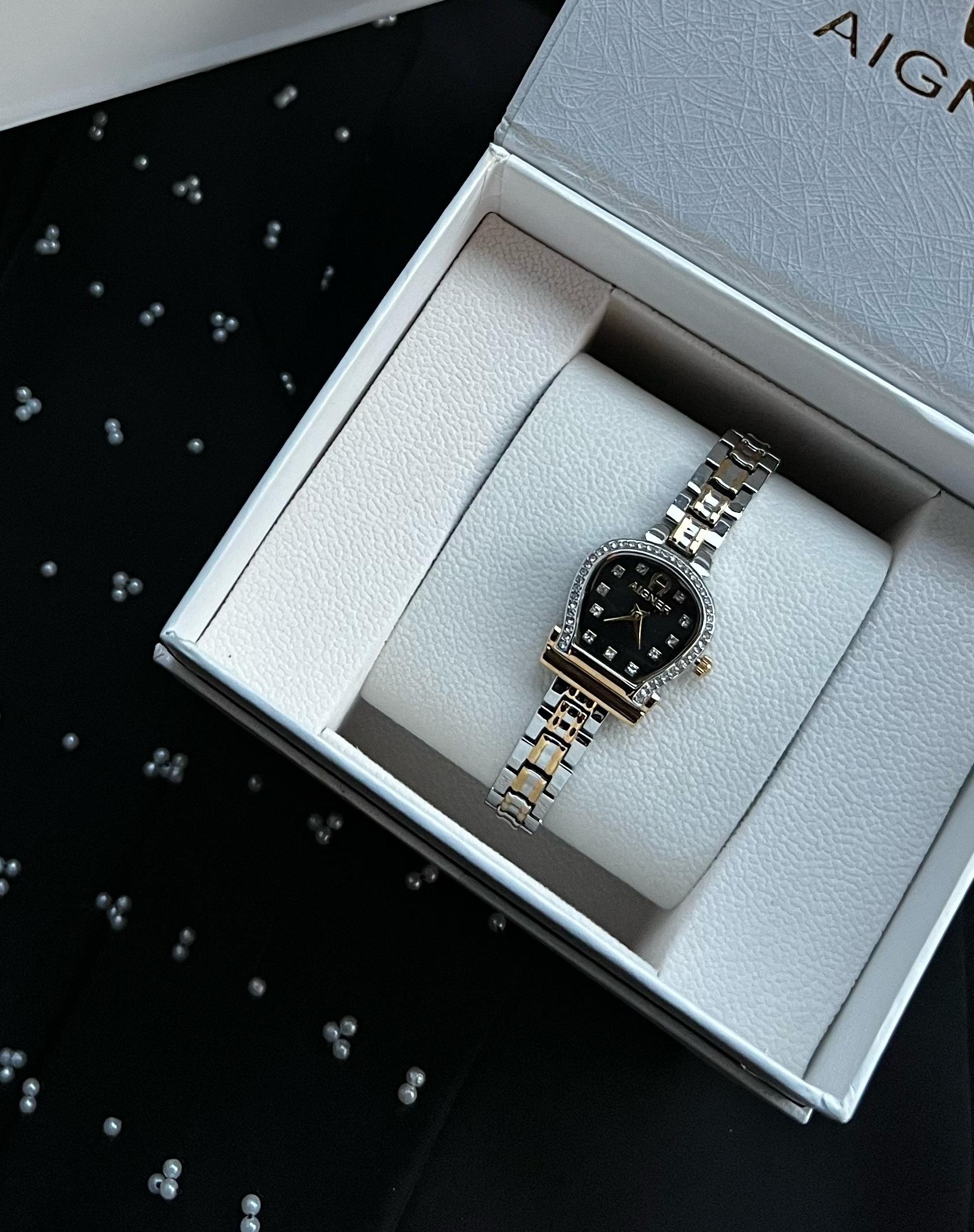 ساعة أجنر نسائية