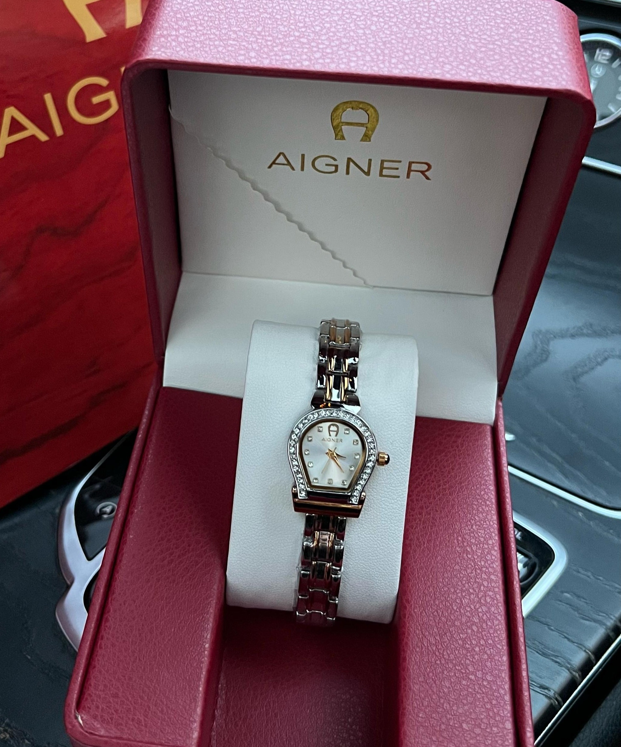 ساعة أجنر نسائية