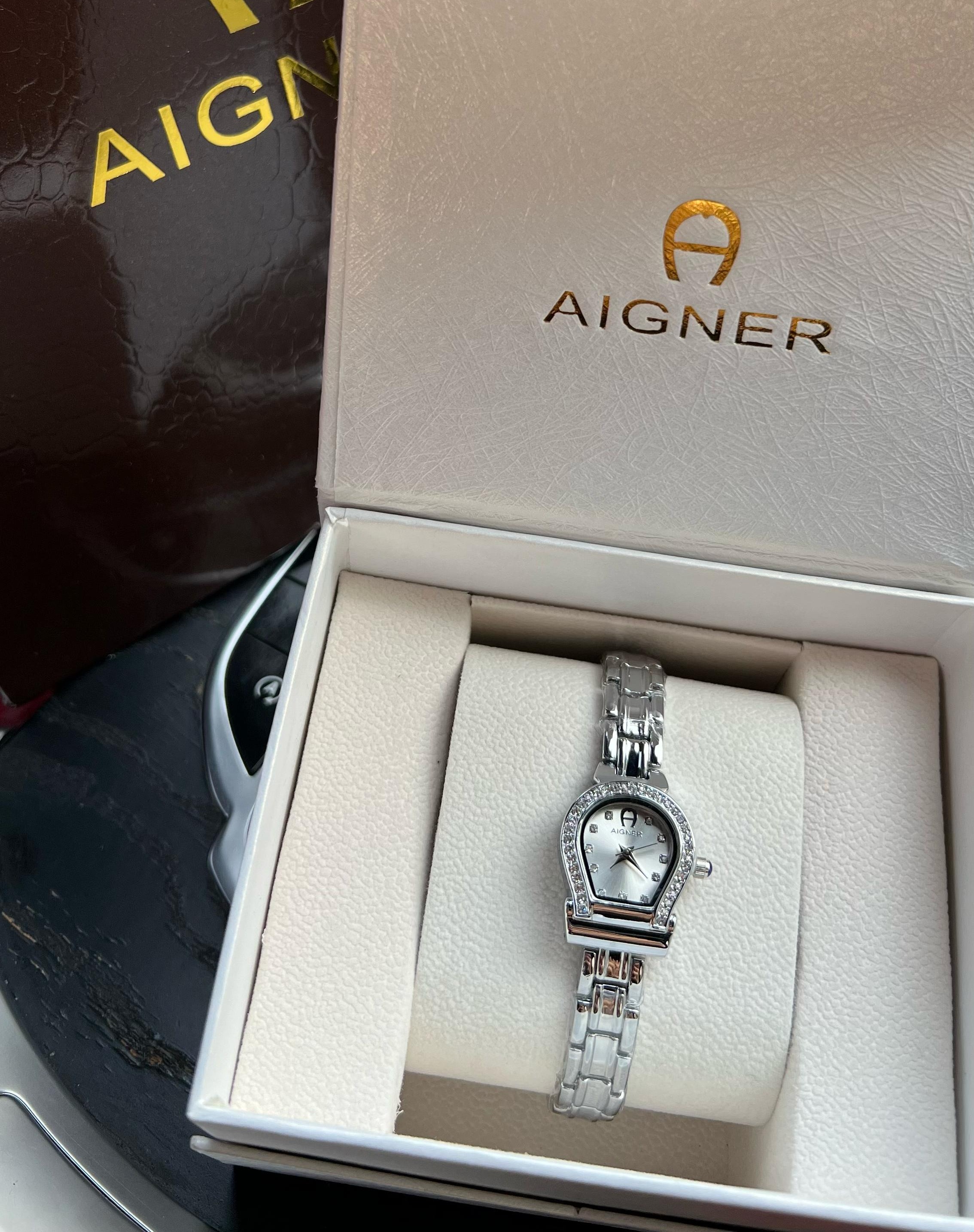 ساعة أجنر نسائية