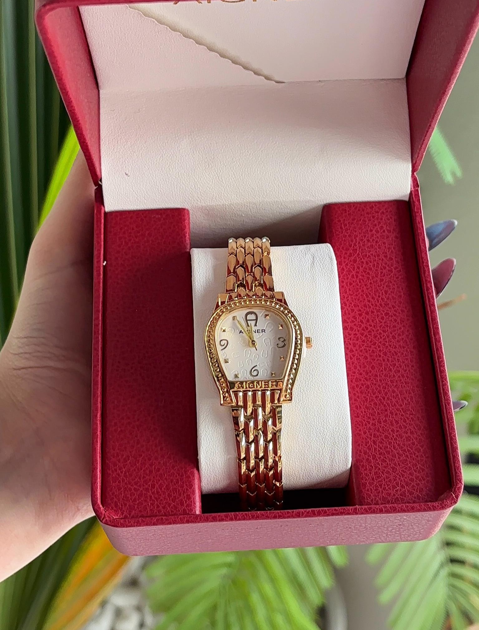 ساعة أجنر نسائية