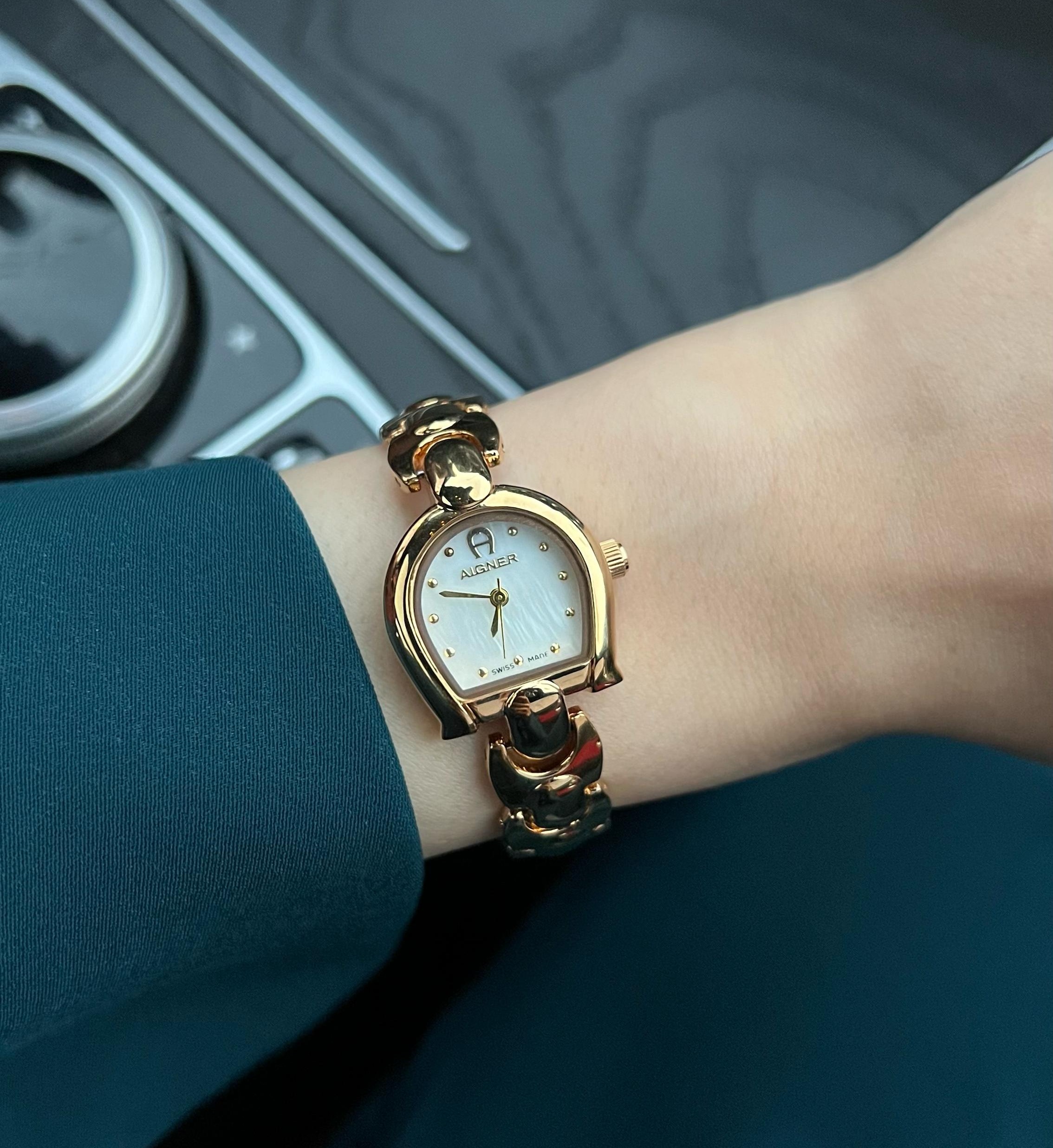 ساعة أجنر نسائية