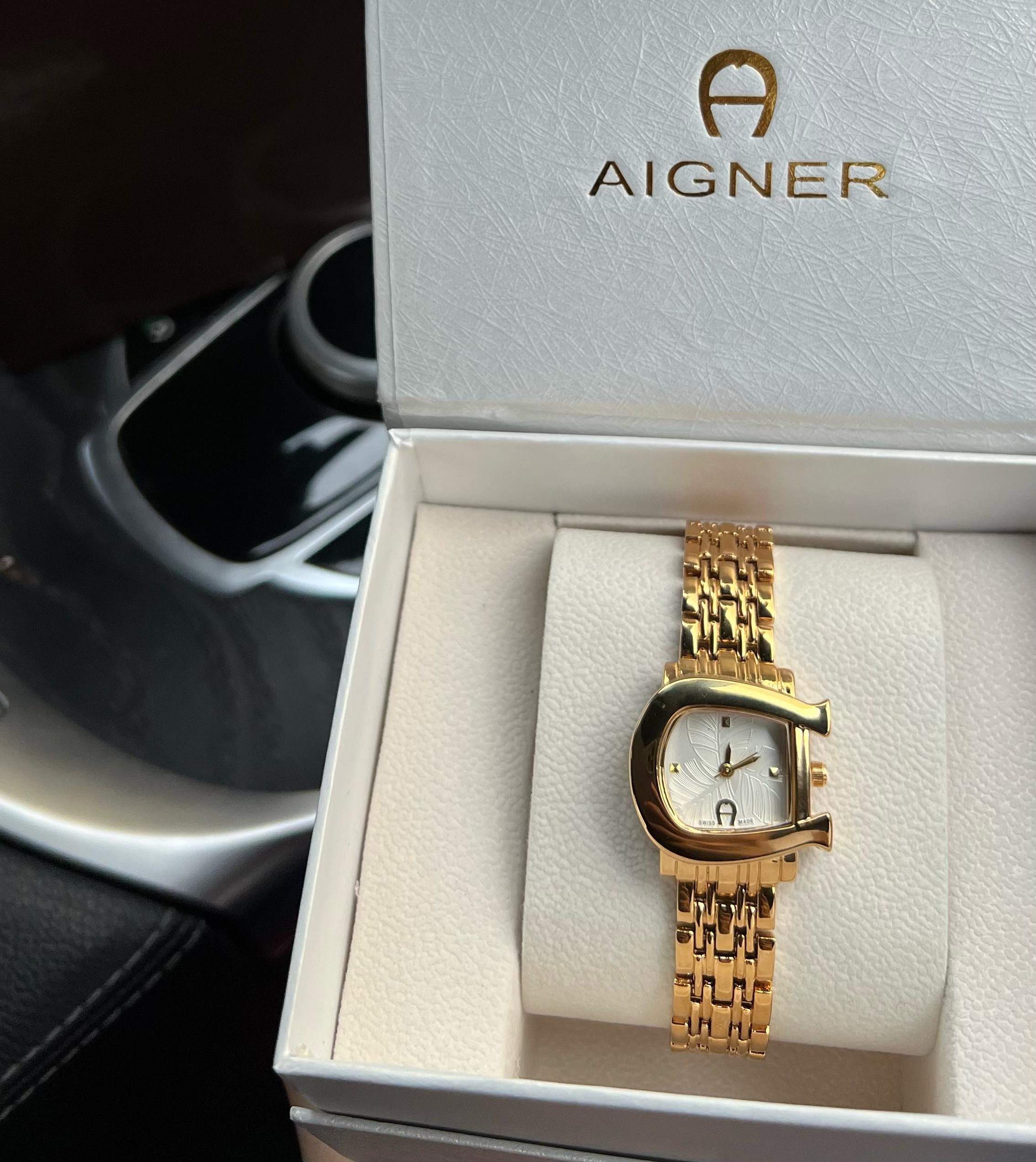 ساعة أجنر نسائية